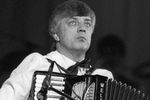 Композитор Раймонд Паулс во время игры на аккордеоне, 1985 год