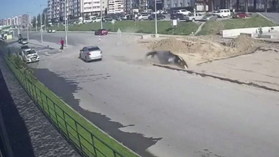 В Новосибирске автомобиль на полном ходу угодил в строительную яму