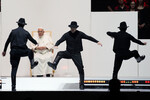 Папа Римский Франциск смотрит выступление танцоров в рамках встречи с молодежью на Спортивной арене им. Ласло Паппа в Будапеште, 29 апреля 2023 года
