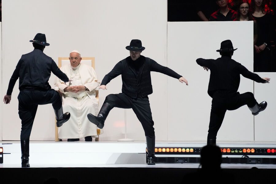 Папа Римский Франциск смотрит выступление танцоров в&nbsp;рамках встречи с&nbsp;молодежью на&nbsp;Спортивной арене им. Ласло Паппа в&nbsp;Будапеште, 29&nbsp;апреля 2023&nbsp;года