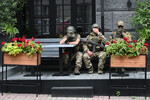 Бойцы ЧВК «Вагнер» на улице Ростова-на-Дону, 24 июня 2023 года
