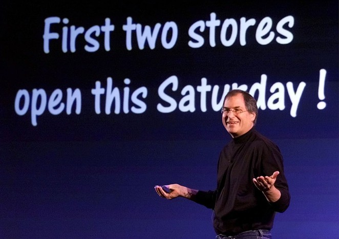 В&nbsp;мае 2001&nbsp;года открылись первые специализированные магазины Apple в&nbsp;Вирджинии и Калифорнии