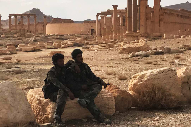 Военнослужащие Сирийской Арабской Республики возле историко-архитектурного комплекса Древней Пальмиры в сирийской провинции Хомс