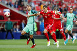 Виктор Васин и Криштиану Роналду в борьбе за мяч в матче Россия — Португалия