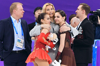 Фигуристка Алина Загитова, тренер по фигурному катанию Этери Тутберидзе, фигуристка Евгения Медведева