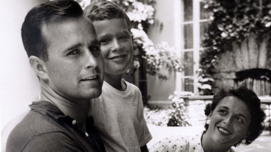Барбара Буш с&nbsp;сыном Дорджем и мужем Дорджем, 1955 год 