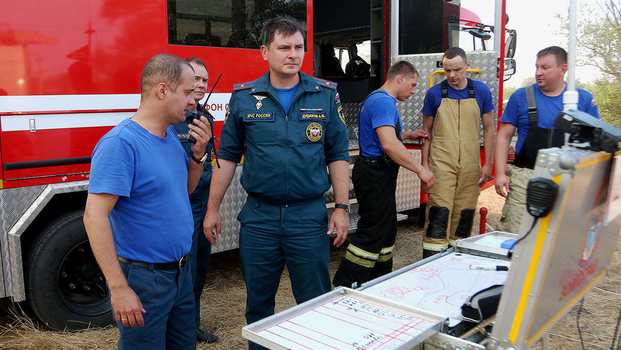 Сотрудники МЧС во время тушения пожаров в&nbsp;Иловлинском районе Волгоградской области, 8 июля 2020 года