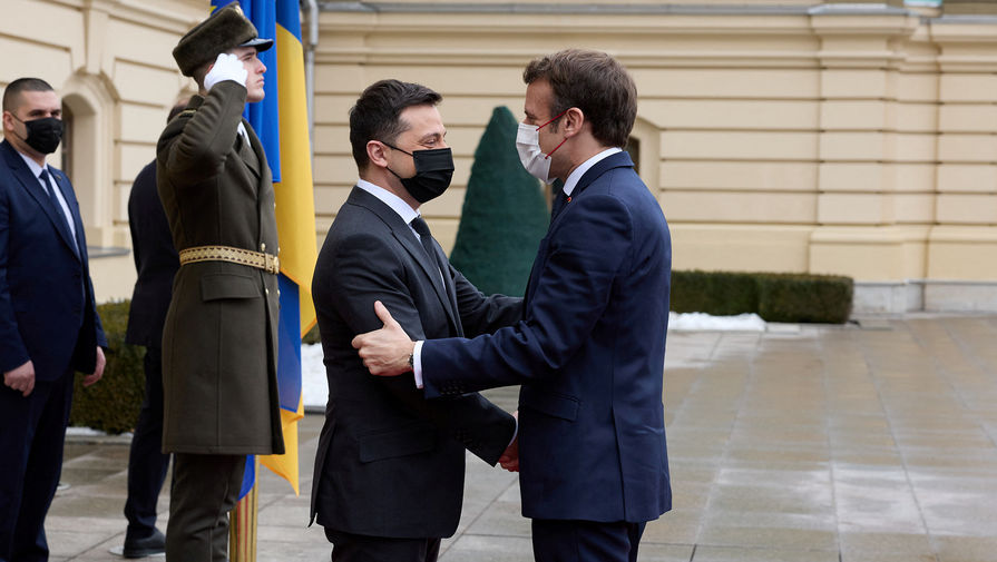Зеленский на ты поблагодарил Макрона за поддержку Украины
