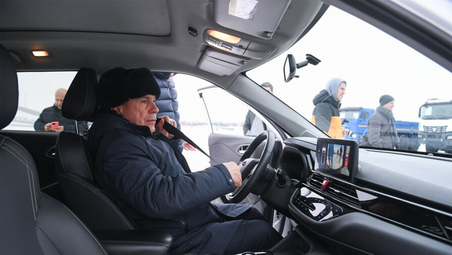Глава "Ростеха" Чемезов протестировал новый автомобиль "Москвич" в Набережных Челнах