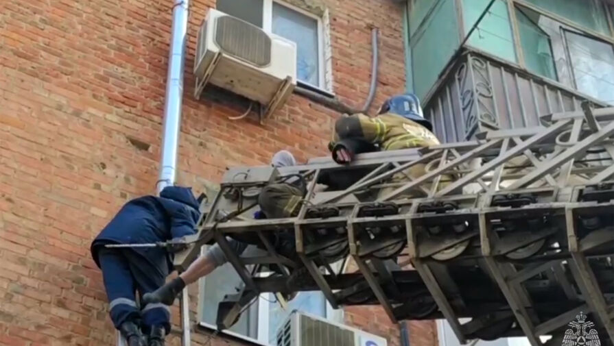 Ростовские спасатели сняли со стены пятиэтажки зацепившегося штанами мужчину