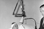 Бобби Чарльтон в больнице после авиакатастрофы в Мюнхене, в которой разбился самолет с игроками «МЮ», 1958 год