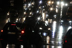 Автомобили во время тайфуна «Гони» на улице Алеутской во Владивостоке