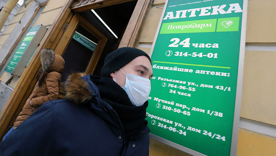 Житель Санкт-Петербурга в&nbsp;защитной маске у&nbsp;входа в&nbsp;аптеку