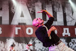 Участник рок-группы «Авиа» Антон Адасинский выступает на фестивале «Наши в городе. Музыка свободы»