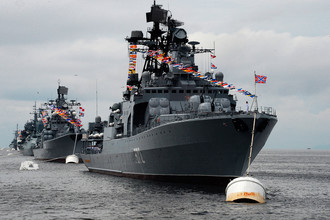 Большой противолодочный корабль (БПК) «Адмирал Виноградов» (на первом плане) во время парада кораблей, посвященного Дню Военно-морского флота России, во Владивостоке, 30 июля 2017 года