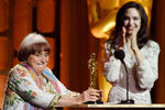 Аньес Варда получила почетный «Оскар» из рук актрисы Анджелины Джоли, 2017 год
