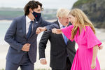 Премьер-министр Канады Джастин Трюдо, премьер-министр Великобритании Борис Джонсон с женой Кэрри Джонсон во время саммита G7 в Корнуолле