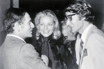 Актриса Лорен Бэколл беседует с французскими модельерами Пьером Карденом и Ивом Сен-Лораном на вечеринке в Париже, 1968 год
