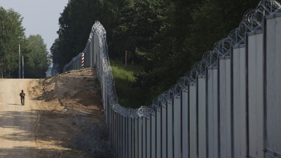 Польша установила на границе с Белоруссией контейнеры для военных