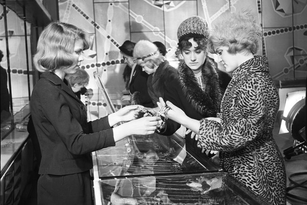 Покупательницы в&nbsp;магазине &laquo;Березка&raquo;, Ленинград, 1965&nbsp;год