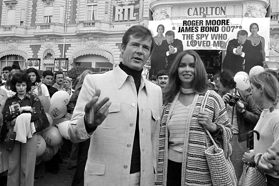Актеры Роджер Мур и Барбара Бах на&nbsp;премьере фильма &laquo;Шпион, который меня любил&raquo; на&nbsp;Каннском кинофестивале, 1977&nbsp;год