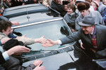 Генеральный секретарь ЦК КПСС Михаил Горбачев во время встречи с жителями Вильнюса, Литовская ССР, 1990 год