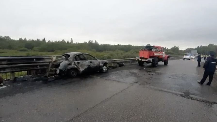 В Тверской области автомобиль врезался в отбойник и сгорел, погибли четверо