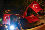 Сторонники Реджепа Тайипа Эрдогана радуются его победе на президентских выборах на улицах Стамбула, 28 мая 2023 года