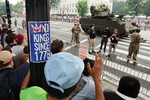Плакат No Kings («Нет королям») на военном параде в честь 250-летия армии США в Вашингтоне, 14 июня 2025 года