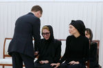 Премьер-министр РФ Дмитрий Медведев, вдова президента Узбекистана И. Каримова Татьяна и дочь Лола (слева направо) на церемонии прощания