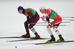 Российский спортсмен Александр Большунов (слева) и Йоханнес Хёсфлот Клебо (Норвегия) в финале командного спринта среди мужчин в соревнованиях по лыжным гонкам на XXIII зимних Олимпийских играх в Пхенчхане, 21 февраля 2018 года