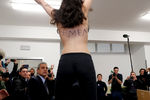 Активистка Femen на избирательном участке, где планировал голосовать Сильвио Берлускони, Италия, 4 марта 2018 года