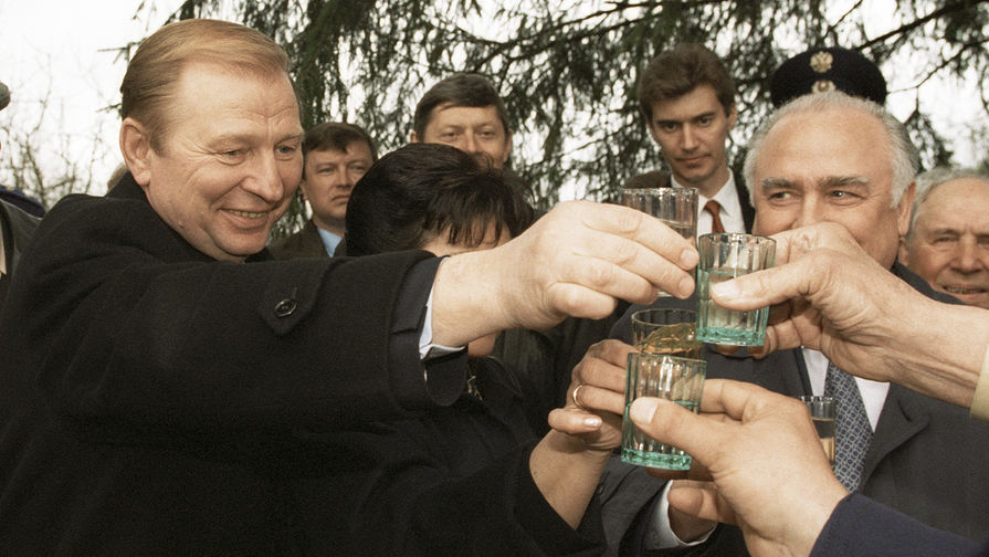 Президент Украины Леонид Кучма и премьер-министр России Виктор Черномырдин на&nbsp;встрече с&nbsp;ветеранами ВОВ в&nbsp;Нижнем Новгороде, 1997 год