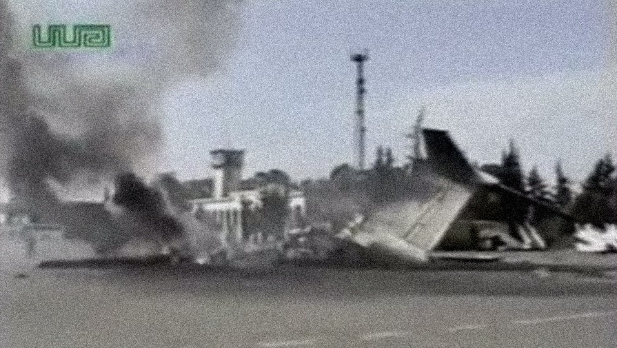 Сгоревший Ту-134а борт 65001 в аэропорте Бабушара, скриншот видео