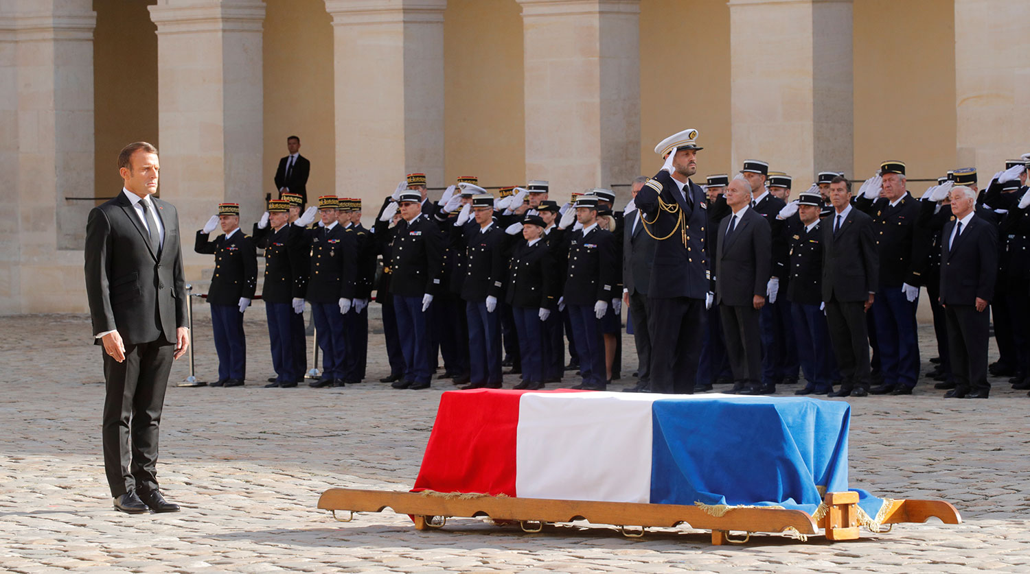 Президент Франции Эммануэль Макрон на прощании с бывшим президентом Франции Жаком Шираком, 30 сентября 2019 года