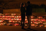 Студенты стоят возле свечей перед гимназией Йозефа-Кенига в Халтерне, Германия. Ученики этой школы были среди жертв крушения самолета авиакомпании Germanwings во Французских Альпах в марте 2015 года