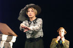Людмила Максакова в сцене из спектакля «Вишневый сад» театра «MENO FORTAS» (Вильнюс), 2004 год