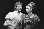 Актеры Виталий Соломин и Нелли Корниенко в сцене из спектакля Малого театра «Заговор Фиеско в Генуе», 1977 год