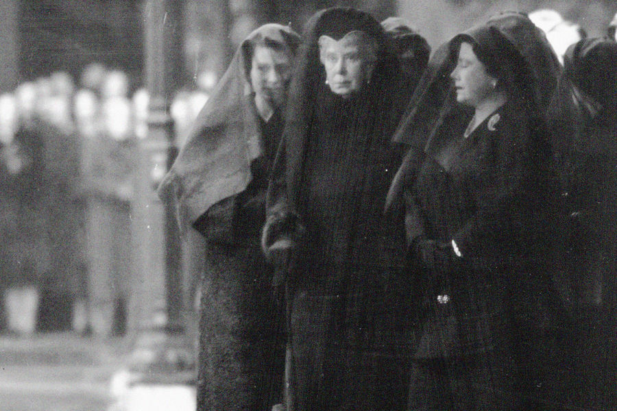 Королева Елизавета II (слева) с матерью королевой Елизаветой (в центре) во время похорон отца короля Георга VI, 11 февраля 1952 года