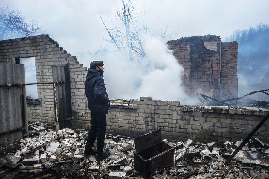 Житель Донецка в городе после обстрела