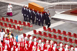 Гроб с телом папы Бенедикта XVI на площади Святого Петра в Ватикане, 5 января 2022 года