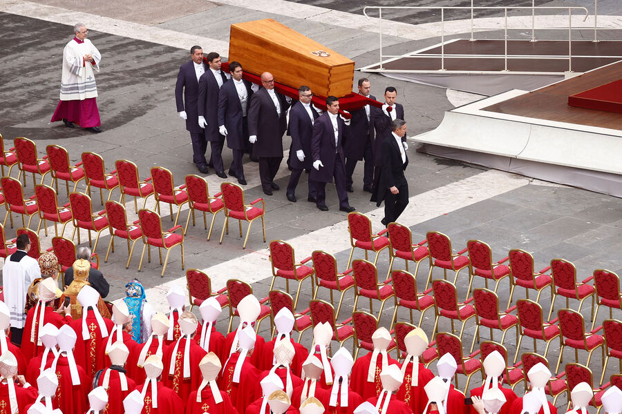 Гроб с&nbsp;телом папы Бенедикта XVI на&nbsp;площади Святого Петра в&nbsp;Ватикане, 5&nbsp;января 2022&nbsp;года