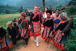 Посол доброй воли ЮНИСЕФ Одри Хепберн идет по деревенской тропе с детьми вьетнамского горного племени «дао». На ней традиционный костюм этнического меньшинства, который ей подарили женщины из этой деревни на севере Вьетнама, 1990 год
