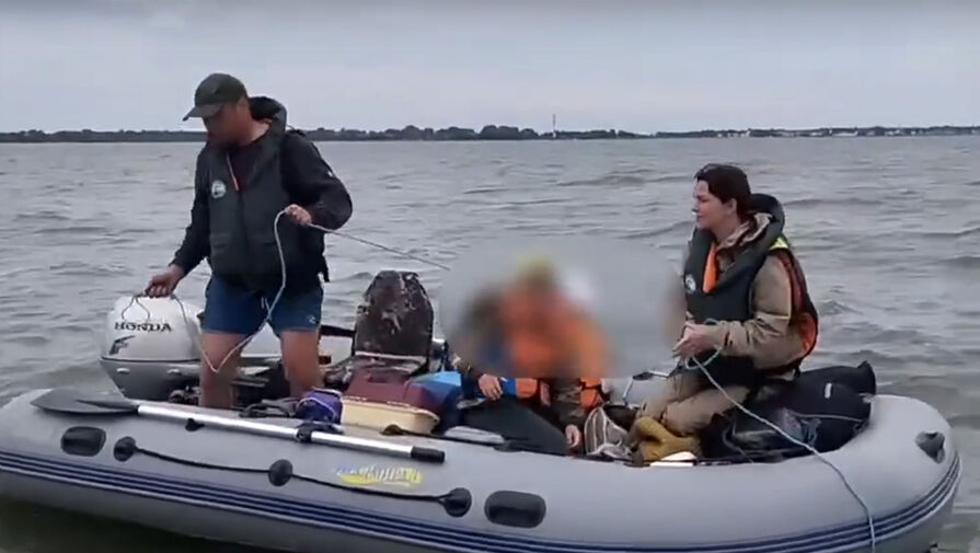 Семья с детьми застряла на заглохшей лодке в Калининградском заливе 
