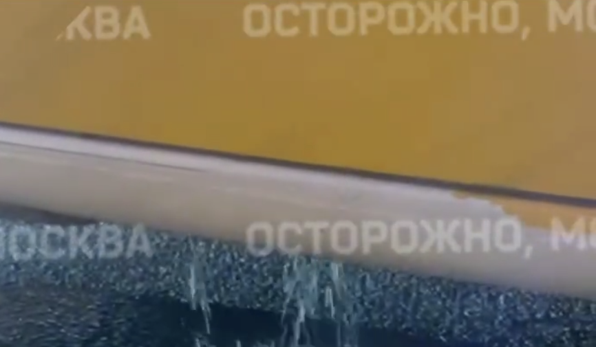 Видео: болт от грузовика пробил бензобак такси в Москве, топливо вытекло