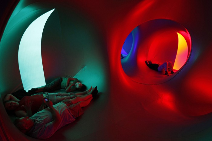 В&nbsp;Праге развёрнут &laquo;Люминариум&raquo;&nbsp;- надувная инсталляция британского дизайнера Алана Паркинсона из&nbsp;проекта Mirazozo.
