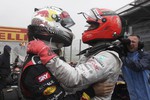 Прошлое и настоящее «Формулы-1» — Михаэль Шумахер поздравляет Себастьяна Феттеля с победой в чемпионате