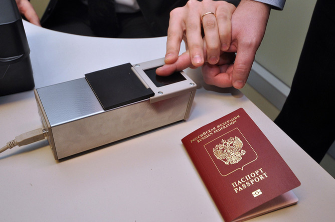 С 2015 года в загранпаспортах россиян появятся данные об отпечатках пальцев