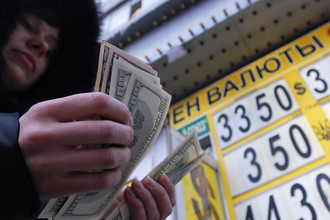 Банки фиксируют рекордный спрос населения на доллары