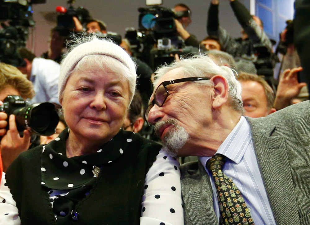 Родители Михаила Ходорковского в зале во время пресс-конференции